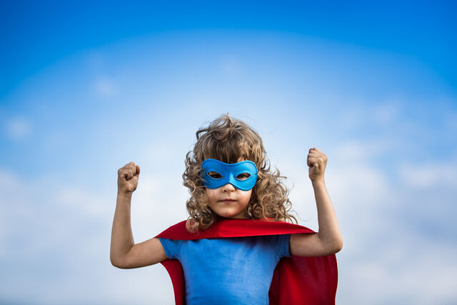 enfant avec cape et masque - super héro